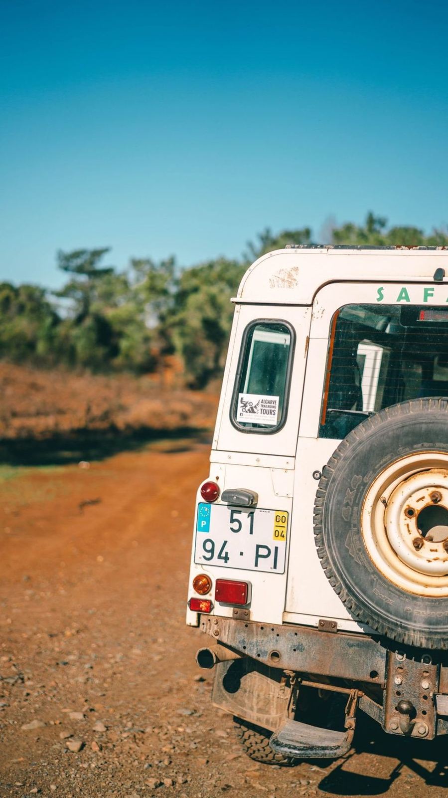 A 4x4 on the red-earth roads of the Serra de Monchique